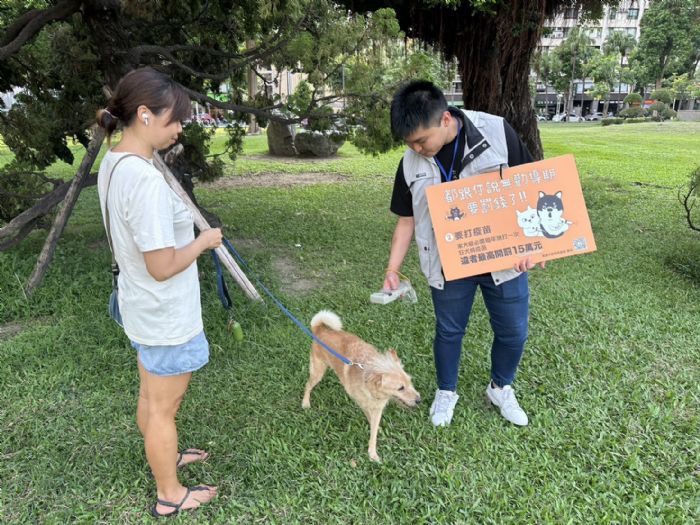 毛孩散步更安心！動保處加強飼主責任稽查，呼籲落實晶片登記、狂犬病疫苗與繫繩安全