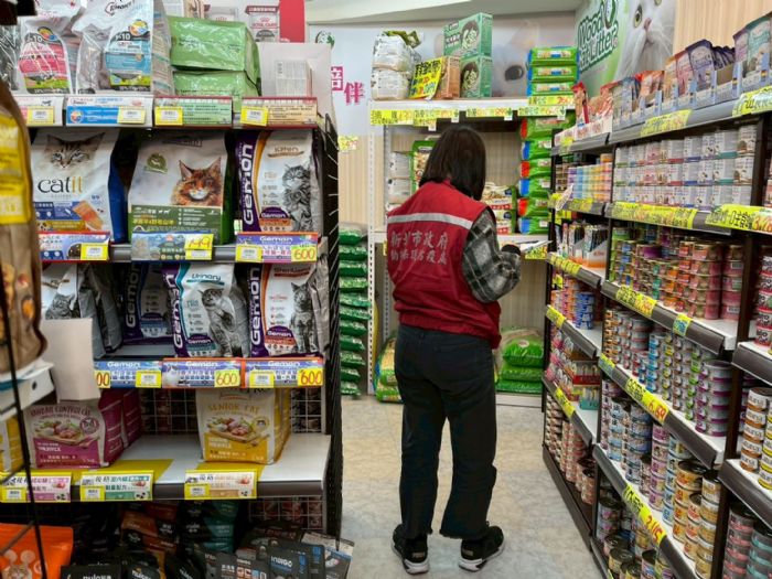 4月11日國際寵物日守護毛孩餐桌安全，新北強化寵物食品稽查，教飼主安心挑選不踩雷