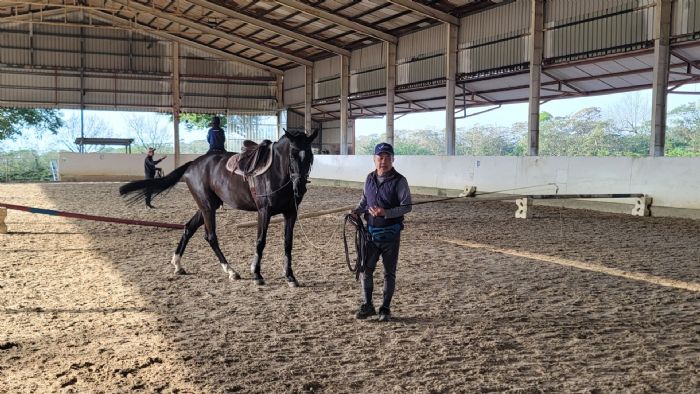 山海之間的溫柔守護 ——父子四十載馬場情，新北動保暖心接力，讓人馬故事繼續奔馳