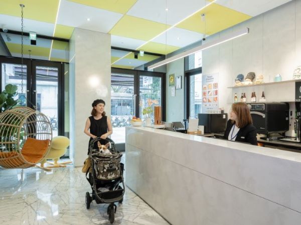 「桃氣」大集合！萌犬出任務，瀚寓夏天「汪汪季」開跑！帶毛孩入住送萌寵禮包 | 桃氣包禮盒、寵物摺疊杯一次入手 連住兩晚加贈出行包 總價值最高逾4,000元！